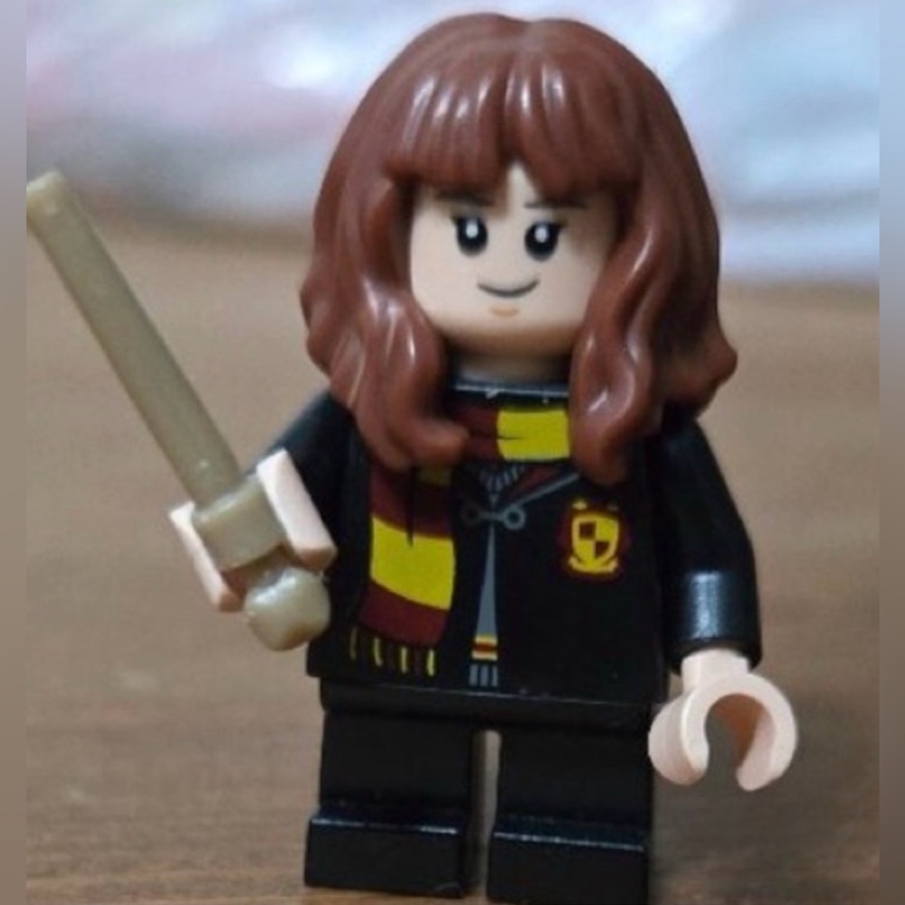 LEGO - HARRY POTTER- HERMIONE GRANGER MINI FIGURE with Scarf and Wand